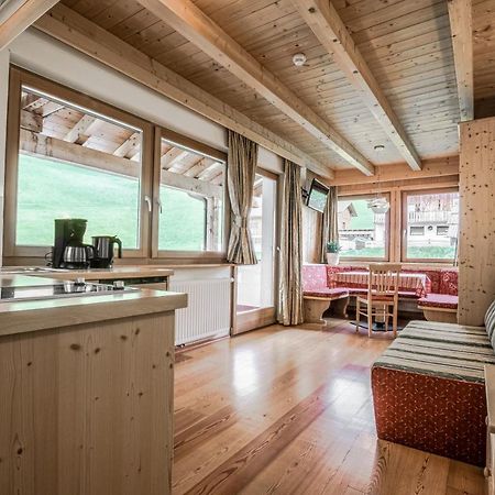 B&B - Hotel Ciasa Rue Blanch San Cassiano  Exteriör bild