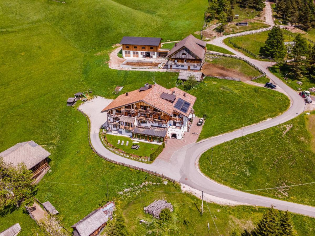 B&B - Hotel Ciasa Rue Blanch San Cassiano  Exteriör bild