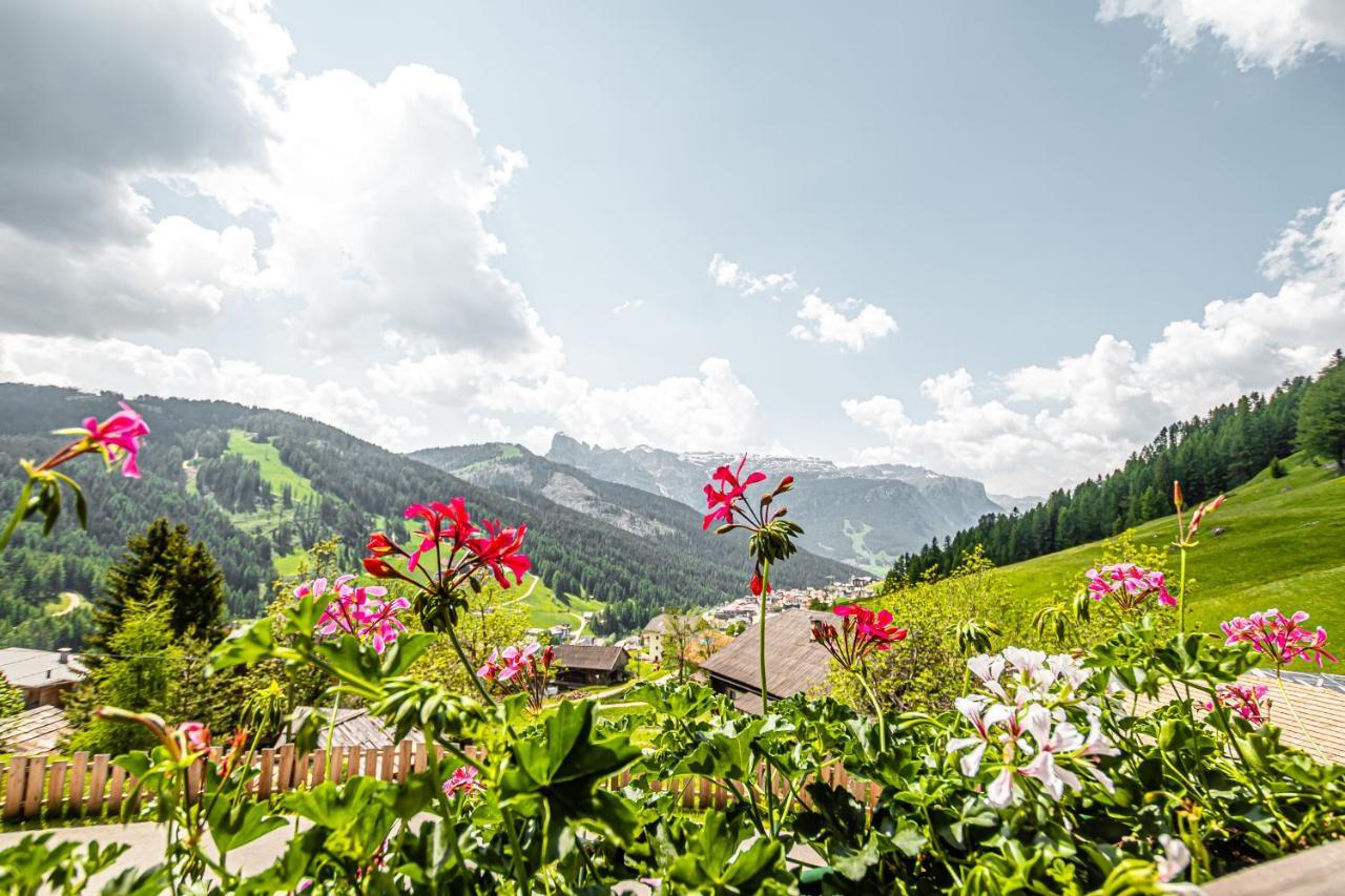 B&B - Hotel Ciasa Rue Blanch San Cassiano  Exteriör bild