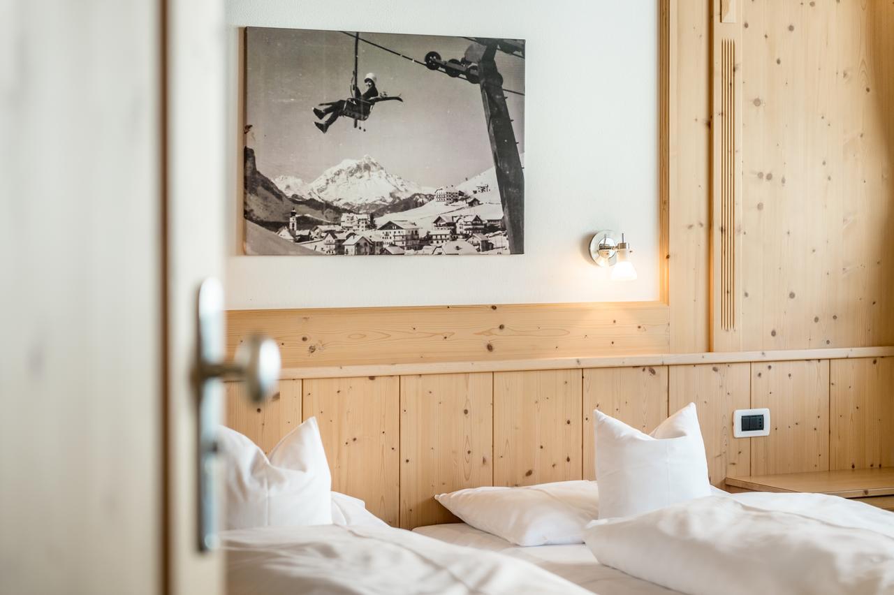 B&B - Hotel Ciasa Rue Blanch San Cassiano  Exteriör bild