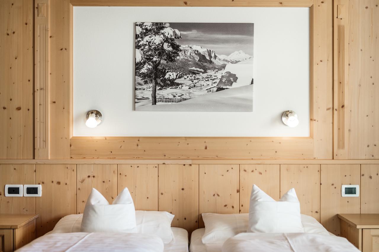 B&B - Hotel Ciasa Rue Blanch San Cassiano  Exteriör bild